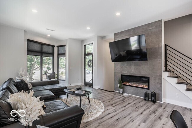 Foto del edificio - Beautiful townhome located off 16th and College. Pets allowed for an additional $1,000 non refund...