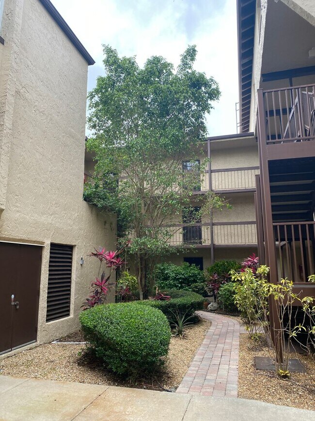 Building Photo - Kimberlea 2 bedroom 1.5 bath unit !