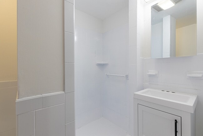 Foto del edificio - 595 E 5th St