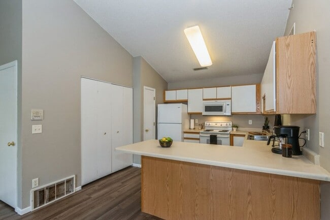 Building Photo - Updated 2 Bedroom with Garage and Off Street Parking Included!