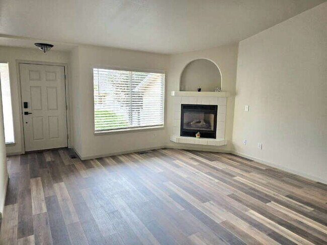 Building Photo - Beautifully Remodeled 2 Bed, 2 Bath, Single level Townhome, 2 car garage.