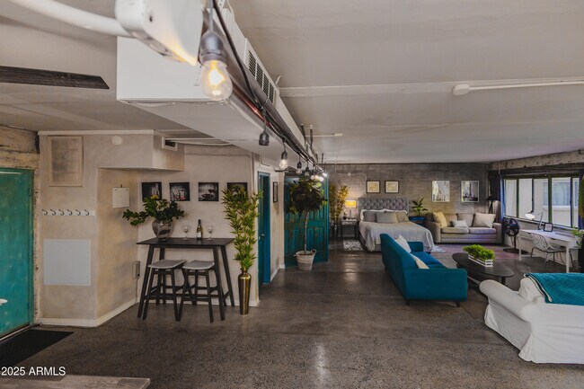 Foto del edificio - 353 E Thomas Rd