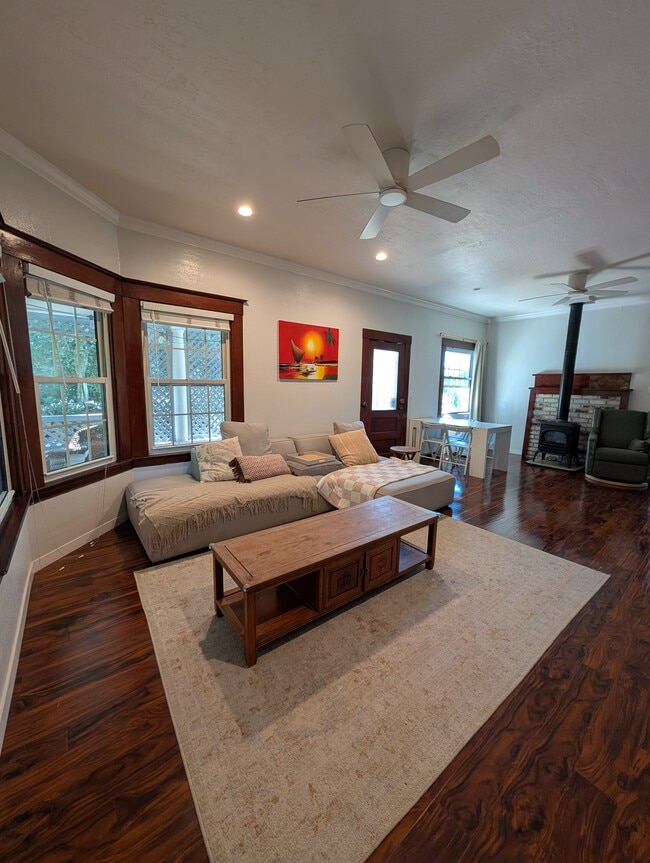 Living room - 412 Steele Ln