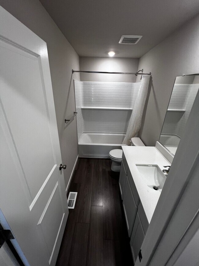 Foto del edificio - Spacious 4-Bedroom Townhome with Loft, Che...
