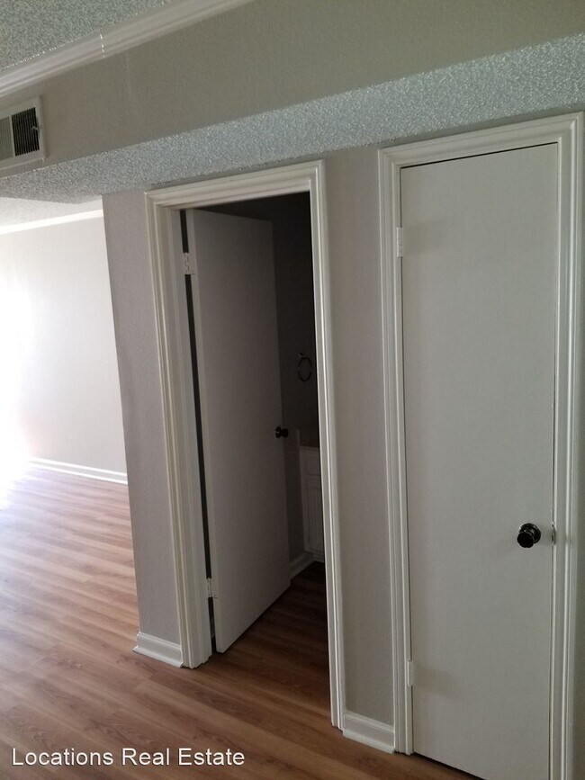 Building Photo - 2 br, 1.5 bath House - 413-B Longwood Court