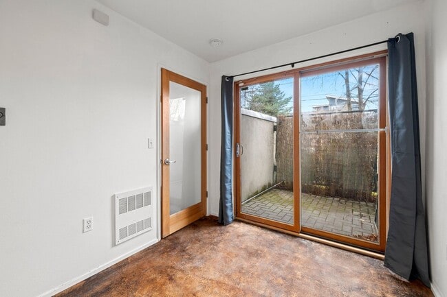 Photo - 2 BR 2 BA Townhome in North Tabor- 3 Levels!