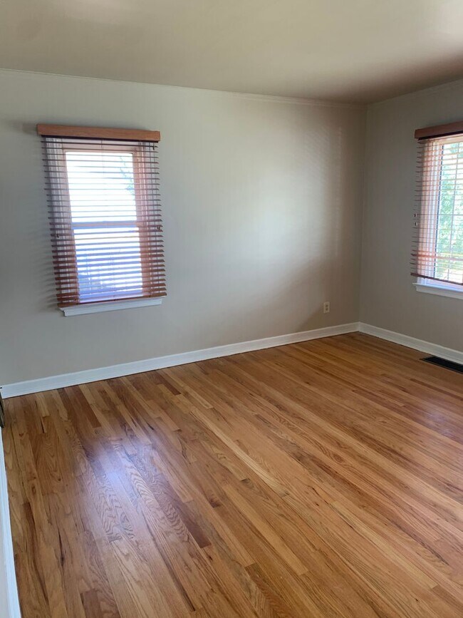 Foto del edificio - 2 BEDROOMS PLUS 2 BONUS ROOMS, 2 BATHROOM SINGLE FAMILY HOME WITH 1 CAR GARAGE