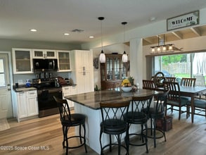 Building Photo - 574 Dianne Dr