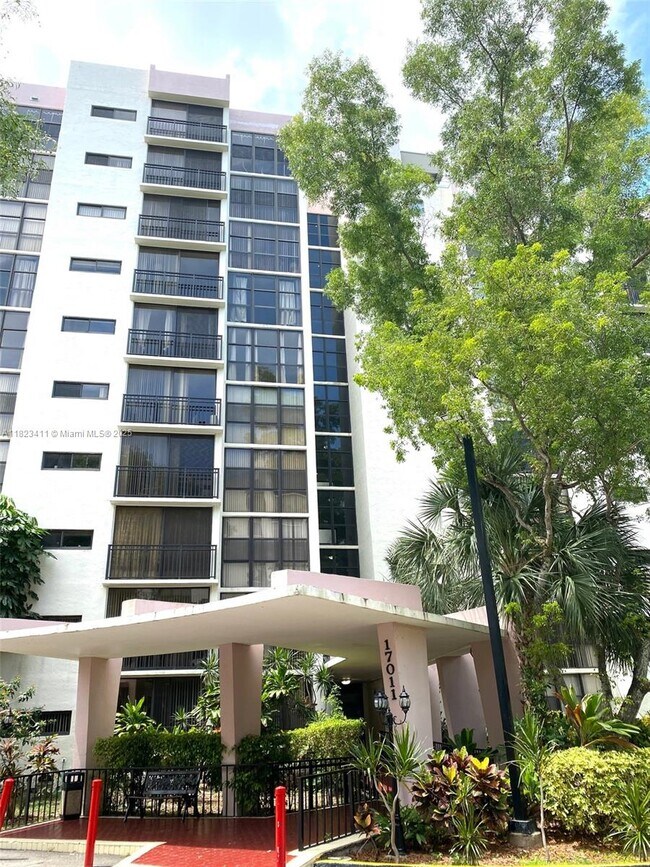 Foto del edificio - 17011 N Bay Rd