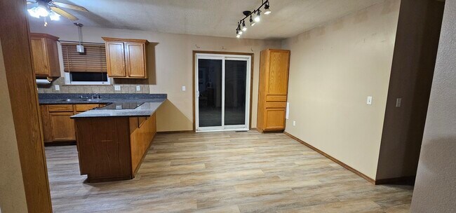 Foto del edificio - 8660 Brookside Cir