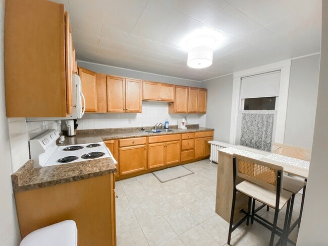 Building Photo - 209 E 3rd St