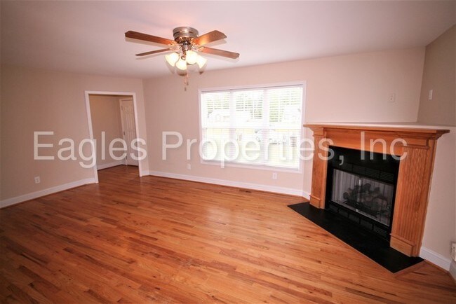 Building Photo - 104 Martha Jeans Pl