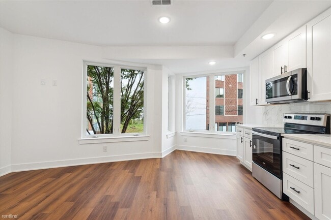 Foto del edificio - 2 br, 1 bath Triplex - 2554 FRANKFORD AVE ...