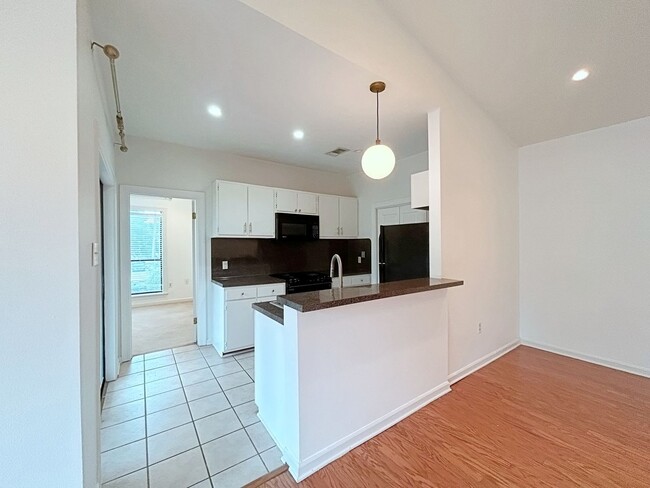 Building Photo - 2 Bedroom Near Towne Center.