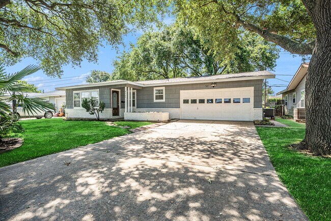 Foto del edificio - 6709 Fairway Dr