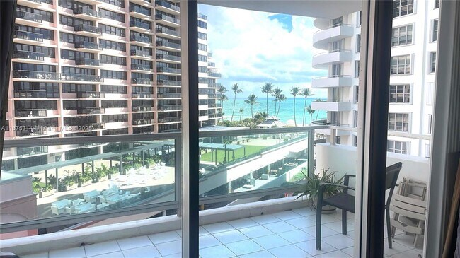 Foto del edificio - 5161 Collins Ave