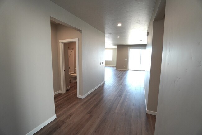 Building Photo - 14561 Pne Knl St