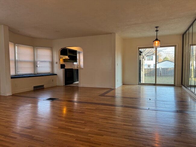 Building Photo - 1468 N Perry Ave