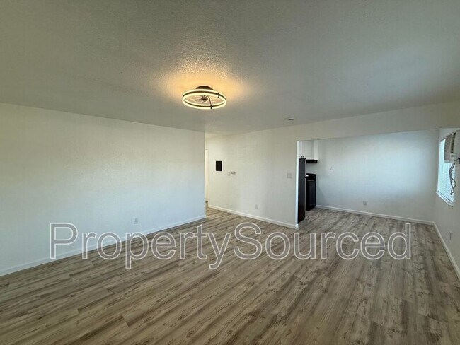 Building Photo - 911 E H St