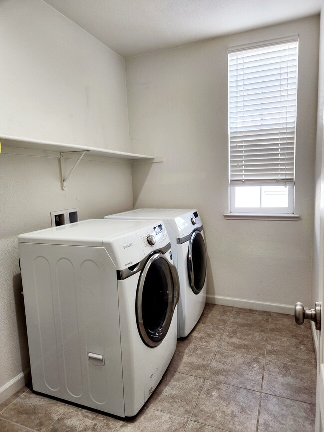 Building Photo - 1241 George Cir