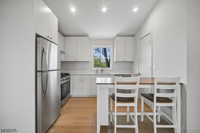 Foto del edificio - 75 Midland Ave