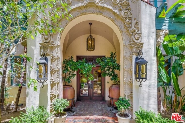 Building Photo - 642 S Bronson Ave