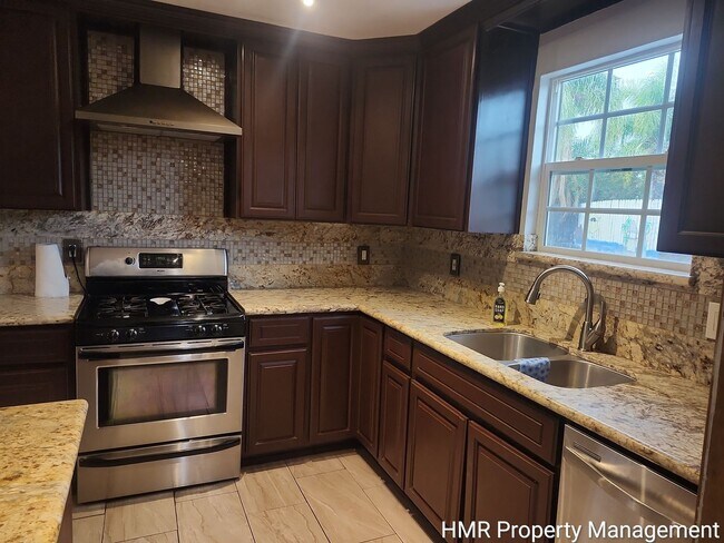 Foto del edificio - Spacious 4-Bedroom Home with Pool