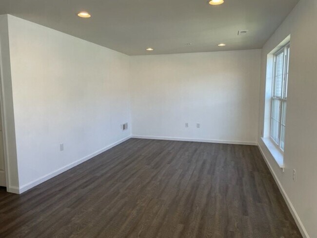 Foto del edificio - Spacious 3 Bedroom 2.5 Bathroom Home For R...