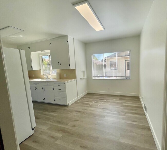 Building Photo - Charming 2 Bedroom Westside Home - Available Now