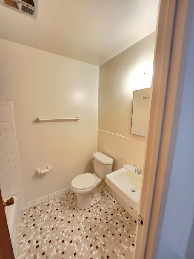 Building Photo - 719 Villa St