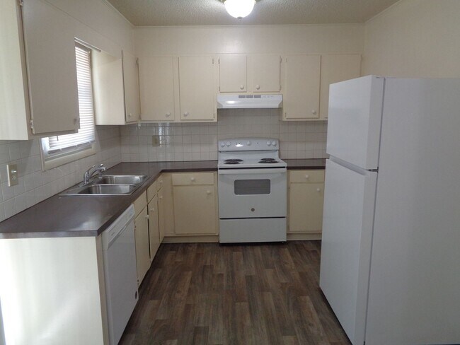 Building Photo - Townhouse Apartment in Convenient Kernersv...