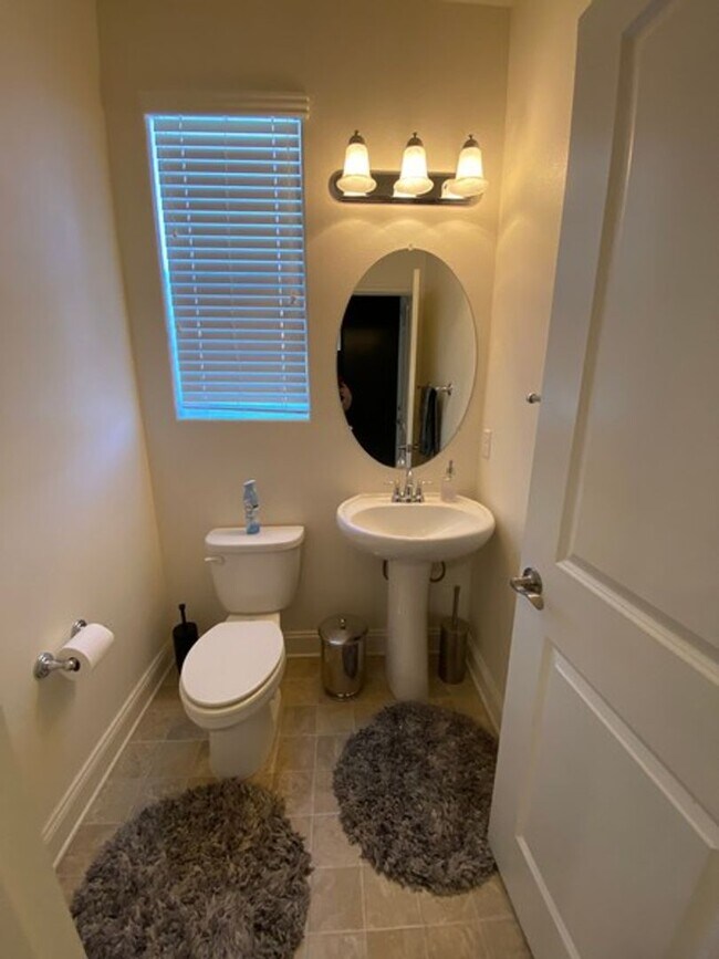 Foto del edificio - Luxury Gated Community Home Available in Santa Maria