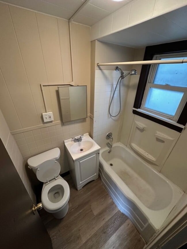 Building Photo - 42 Child St