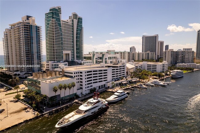 Building Photo - 400 Leslie Dr