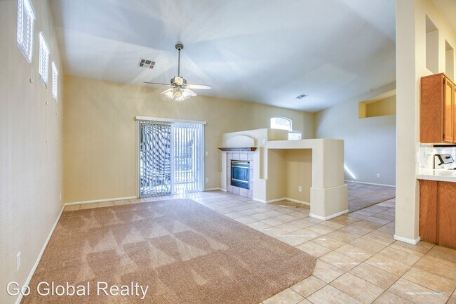 Building Photo - 3 br, 2 bath House - 1015 Desert Retreat C...