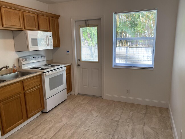 Foto del edificio - 626 Prosperity Farms Rd