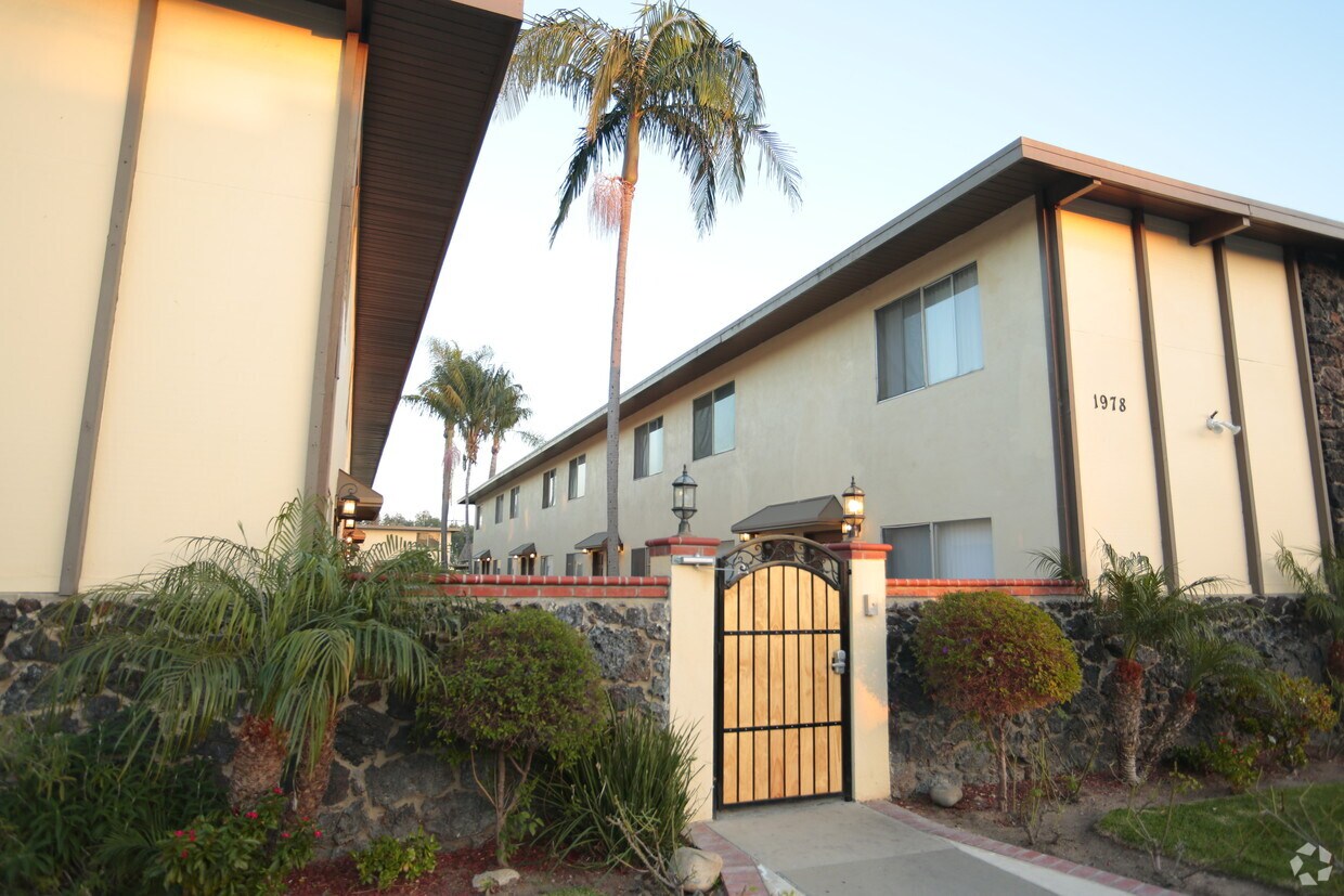 Foto del edificio - 1978 Maple Ave