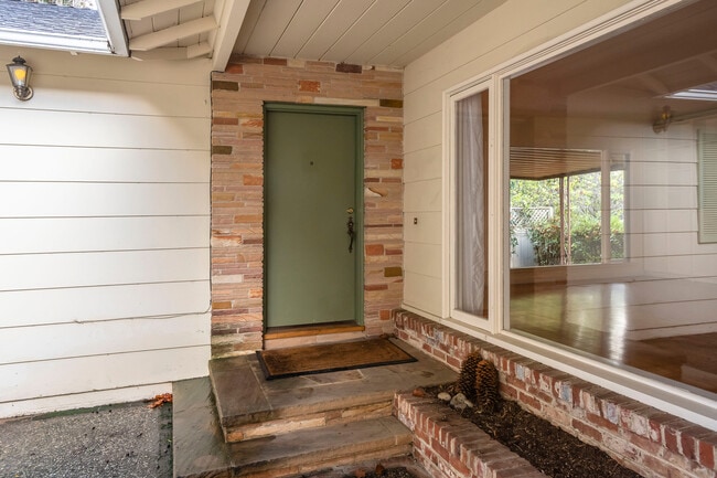 Building Photo - 153 Gramercy Dr