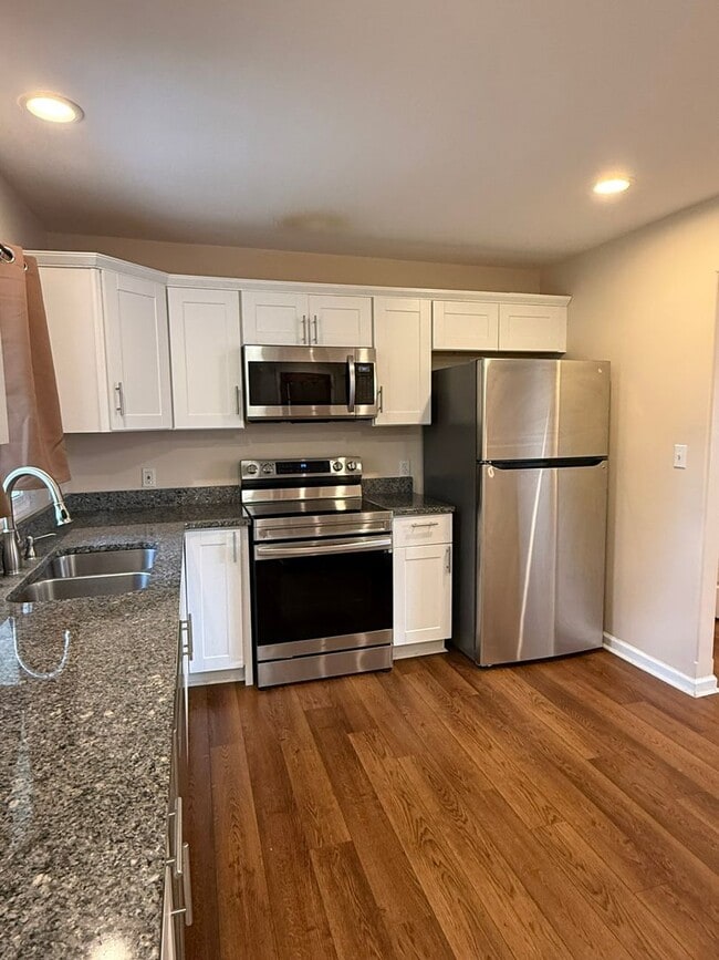 Building Photo - 3 Bedrooms, 1.5 Baths, Ranch in North Roan...