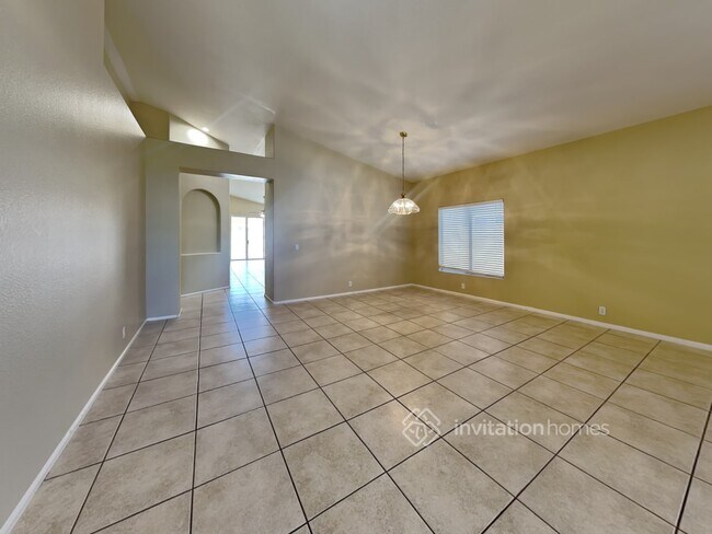 Building Photo - 10746 W Cottonwood Ln
