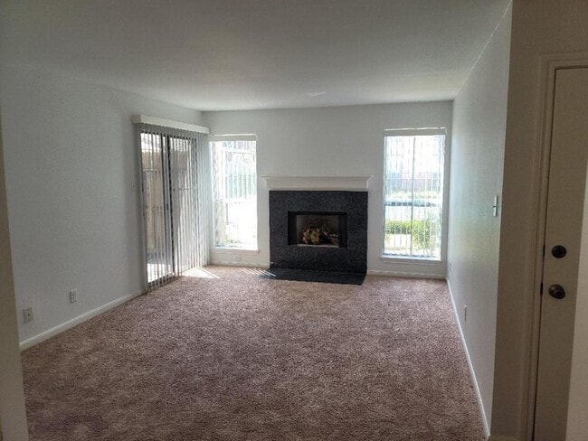 Building Photo - 700 Thicket Ln