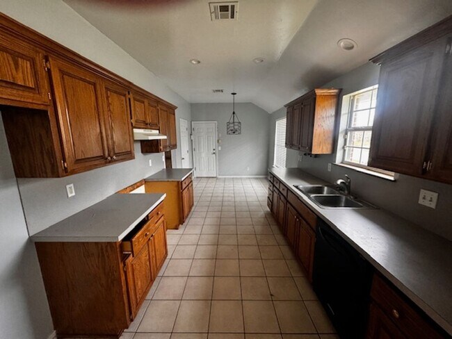 Building Photo - 3bed 2bath located in Mustang School Distr...