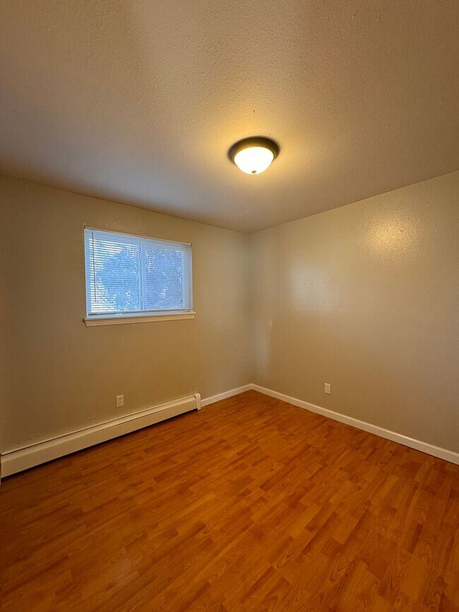 Building Photo - Huge 2 Bedroom 1 Bath Located Just Outside...