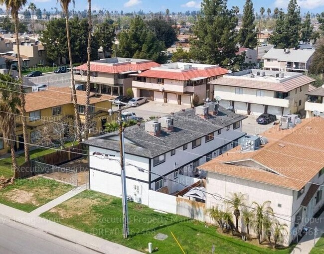 Building Photo - Townhouse unit. 2 bedrooms 1.5 bath call o...