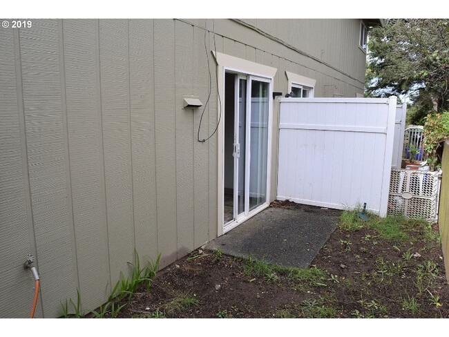 Building Photo - 931 Salmon Ave