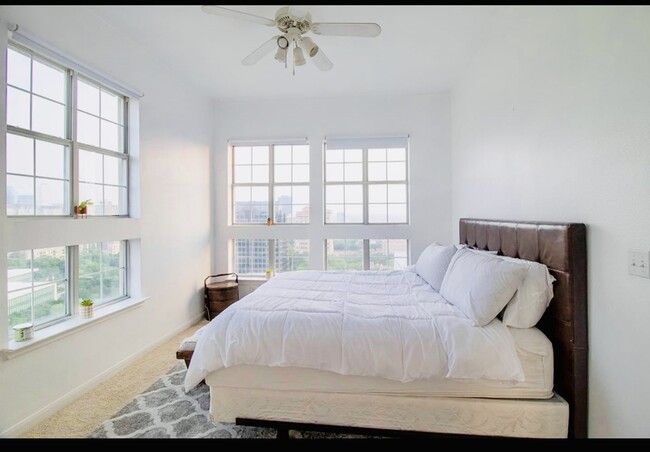Foto del edificio - 3225 Turtle Creek Blvd