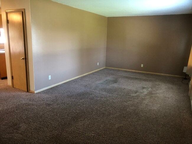 Sala de estar - 4130 E Grand Ave