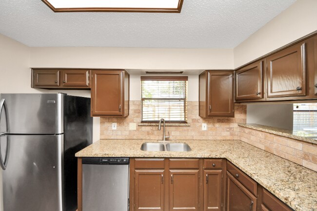 Building Photo - 2102 Rolling Glen Dr