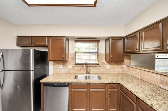 Foto del edificio - 2102 Rolling Glen Dr