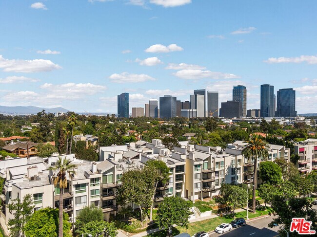 Foto del edificio - 1340 S Beverly Glen Blvd